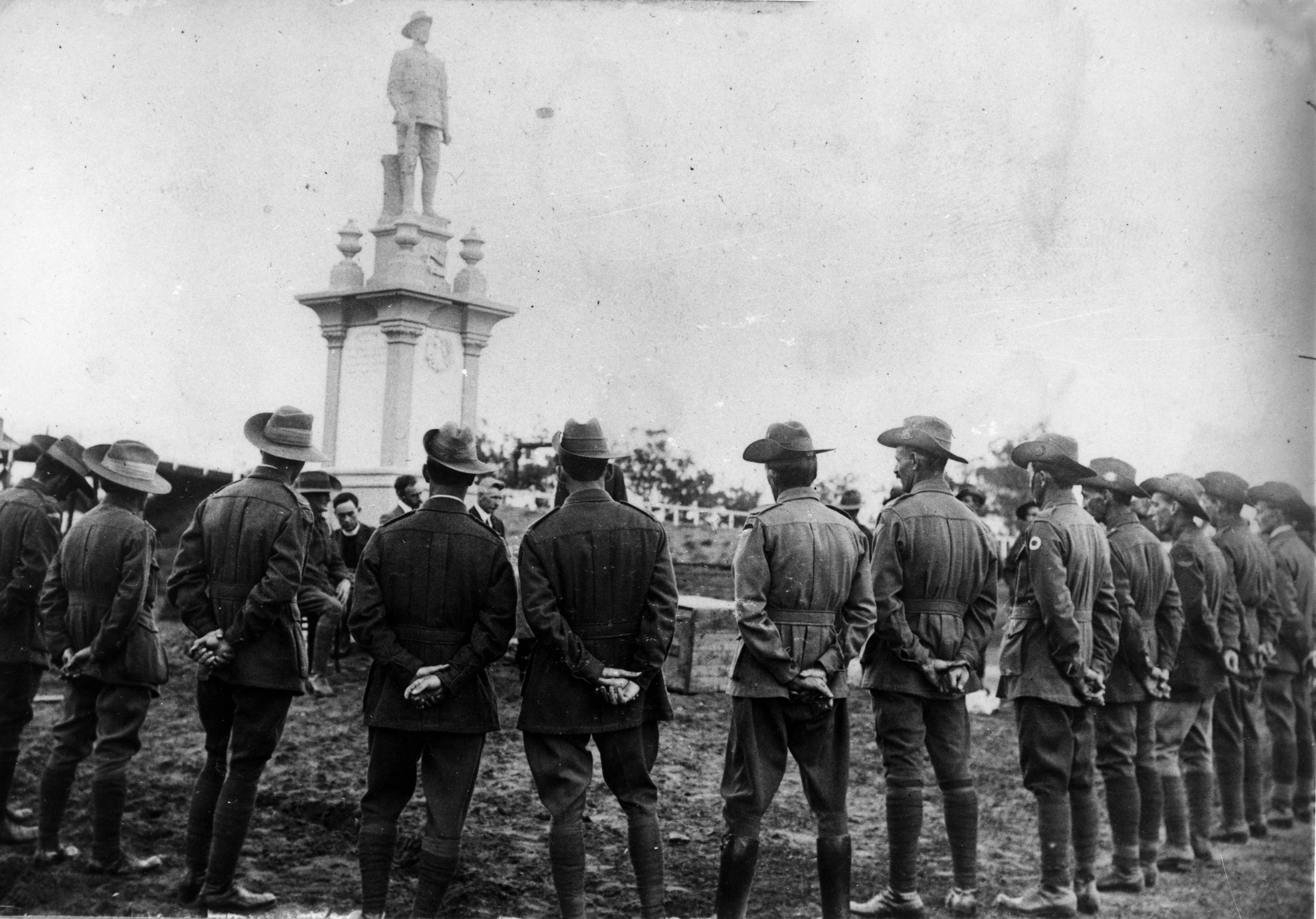 Returned soldiers in uniform surrounding the Digger War Memorial Returned soldiers in uniform surrounding the Digger War Memorial