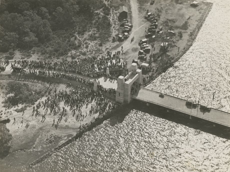 The aerial view of the Bridge shows the southern portal in art deco style. The northern entrance was also defined by a portal where tolls were collected. Both portals were identical and designed by architect John Beebe.