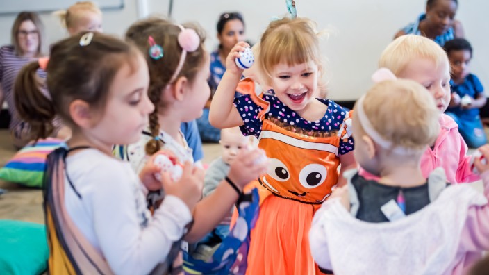 Preschoolers singing and dancing at a First 5 Forever session. Photo by Elizabeth Andrews. Preschoolers singing and dancing at a First 5 Forever session
