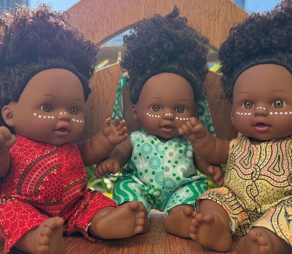 3 Jarjum dolls sitting down