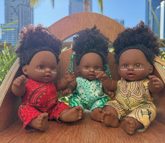 3 Jarjum dolls sitting down