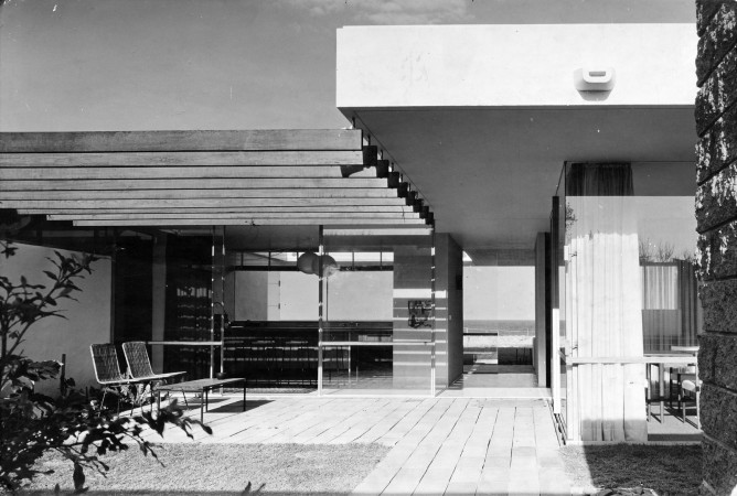 Ravenscraig beach house [architect Geoffrey Pie] at Surfers Paradise, 1965.