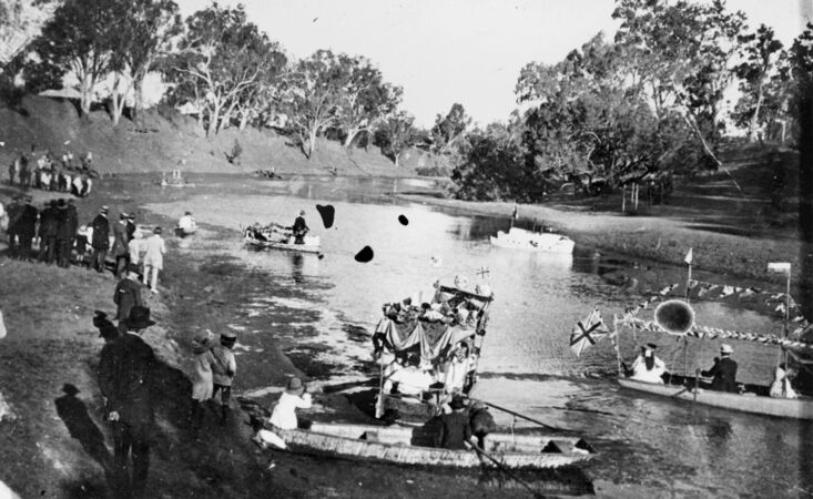 River pageant to celebrate the new Macintyre River Bridge in Goondiwindi, 1915