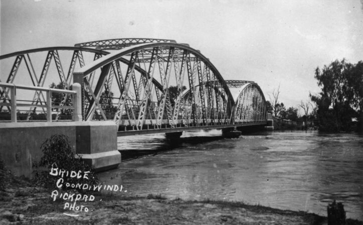 Floodwaters rush under the MacIntyre River Bridge, Goondiwindi, 1921