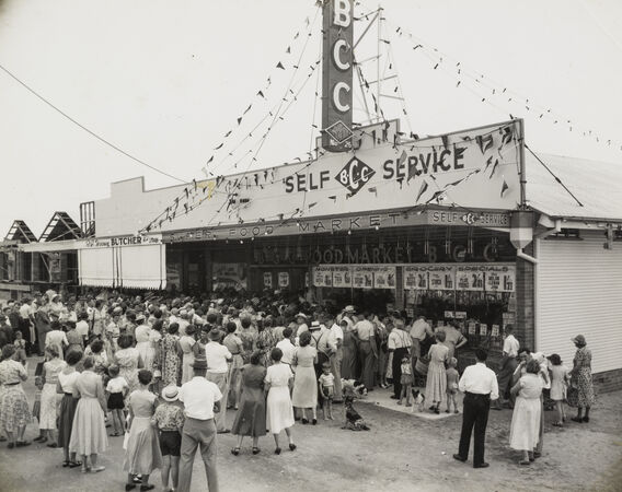 Crowds waiting for the new Brisbane Cash and Carry store at Oxley to open, 1955