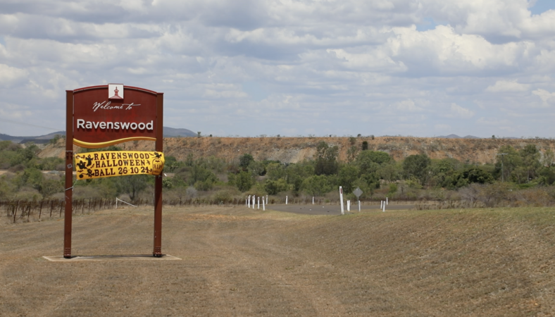 Banner at turnoff into Ravenswood.
