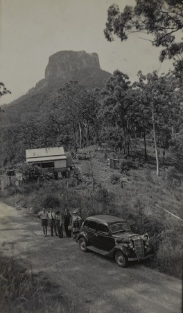 Holidaymakers standing near their car at the border gates of Queensland and New South Wales in 1938.