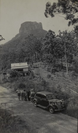 Holidaymakers standing near their car at the border gates of Queensland and New South Wales in 1938.