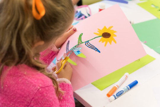 A child participating in Julie Blyfield’s Garden jewellery activity, 2016 / Photograph: Mark Sherwood. 