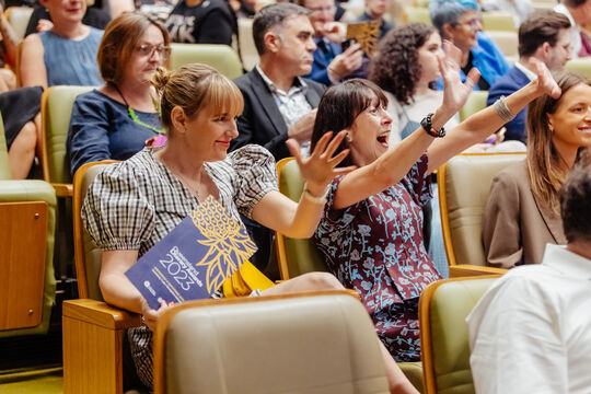 audience cheers