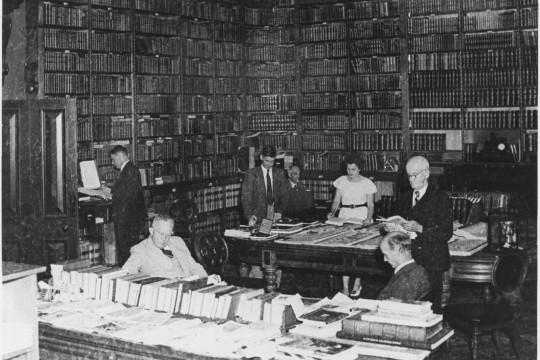 Photograph of the inside of the Parliamentary Library, Queensland, 1949.