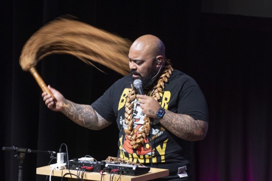 Taitu'uga performs