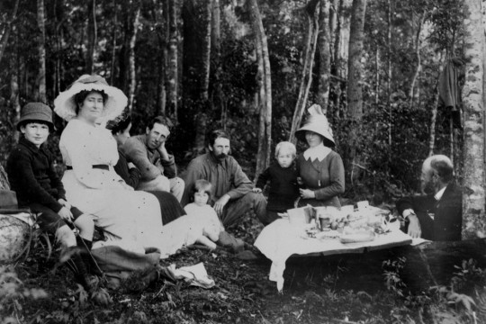 Family picnicking in the bush on Mt Tamborine in the 1910s