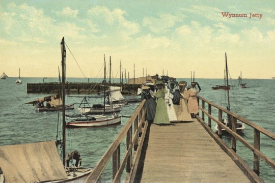 Ladies watching the boats at Wynnum Jetty Brisbane ca 1907 