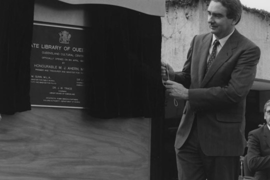 Premier of QLD in a suit uncovers a plague for the new QLD state library 