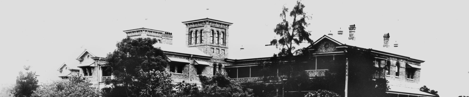 Immigration Depot at Kangaroo Point, ca.1903 A large brick building on a grassy hill