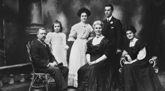 Six family members posing for a photograph