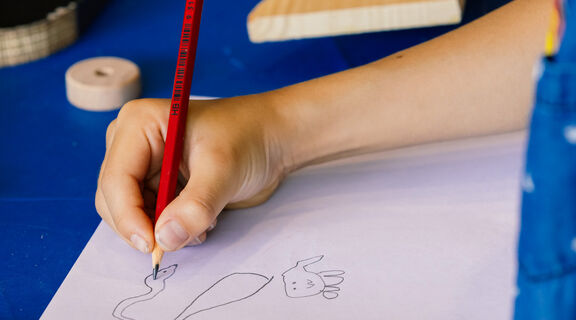 Children drawing 