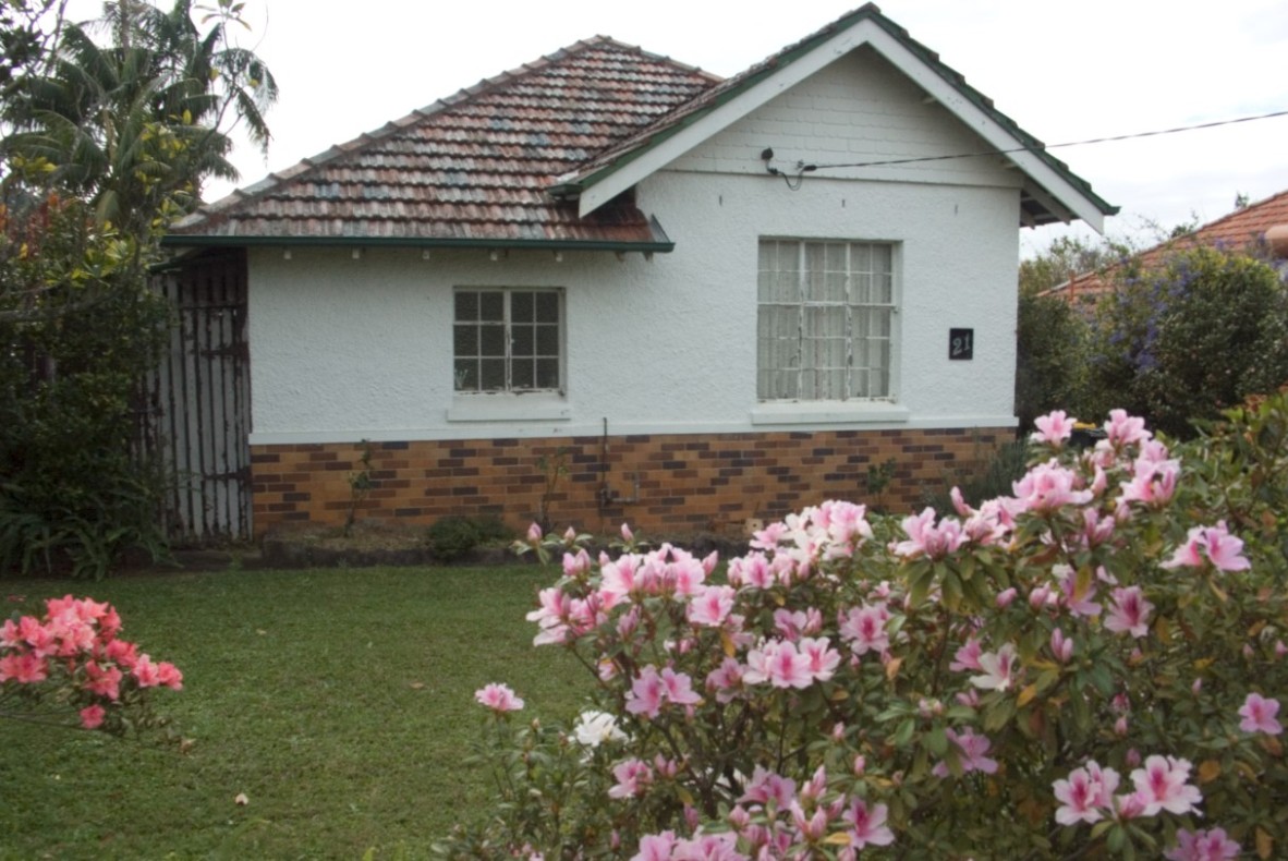 Colour photo of single level house at 21 Gray Street, Newmarket.