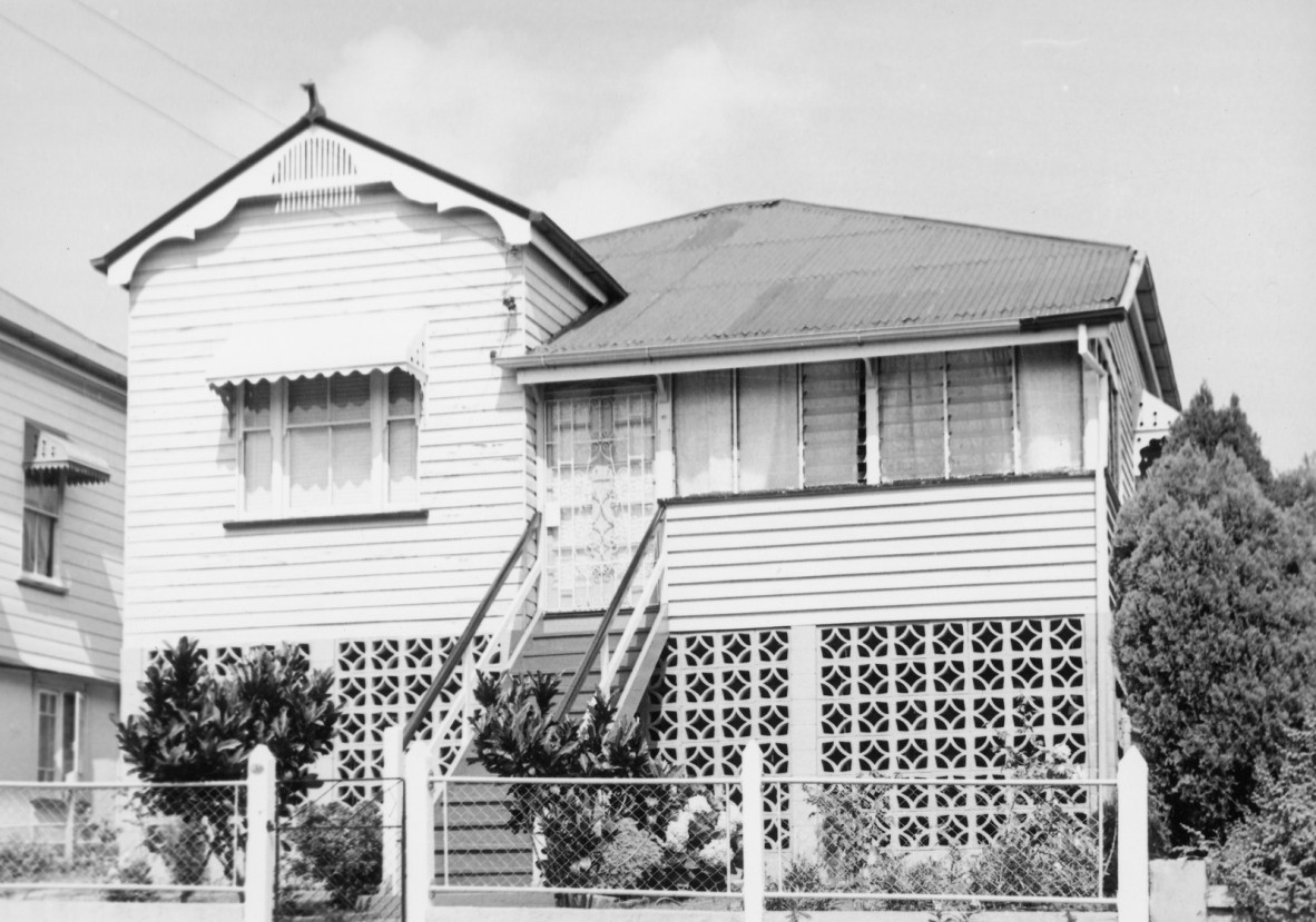 A picture of a queenslander with breeze blocks underneath