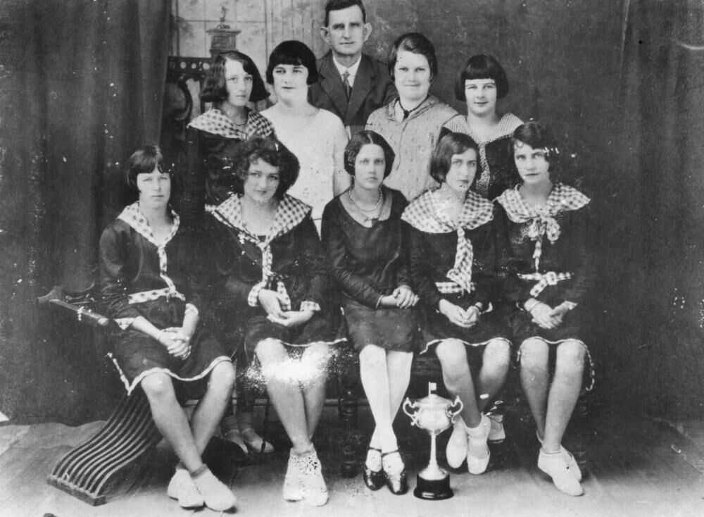 1930s women's basketball team photo