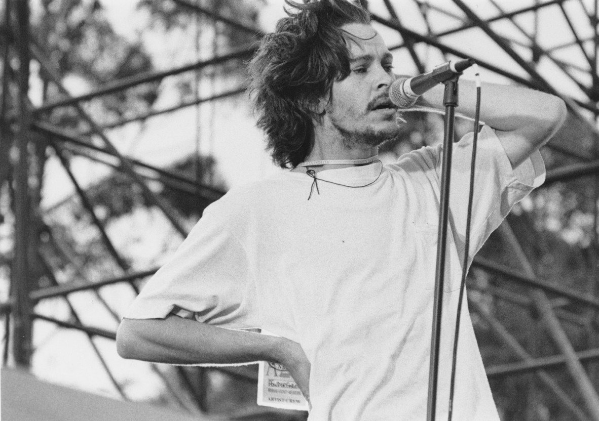 Bernard Fanning of Powderfinger singing into a microphone at the Alternative Nation music festival