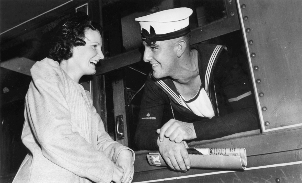 Robert Clark departing for World War II, farewelled by his wife at the South Brisbane Railway Station, 1940. 