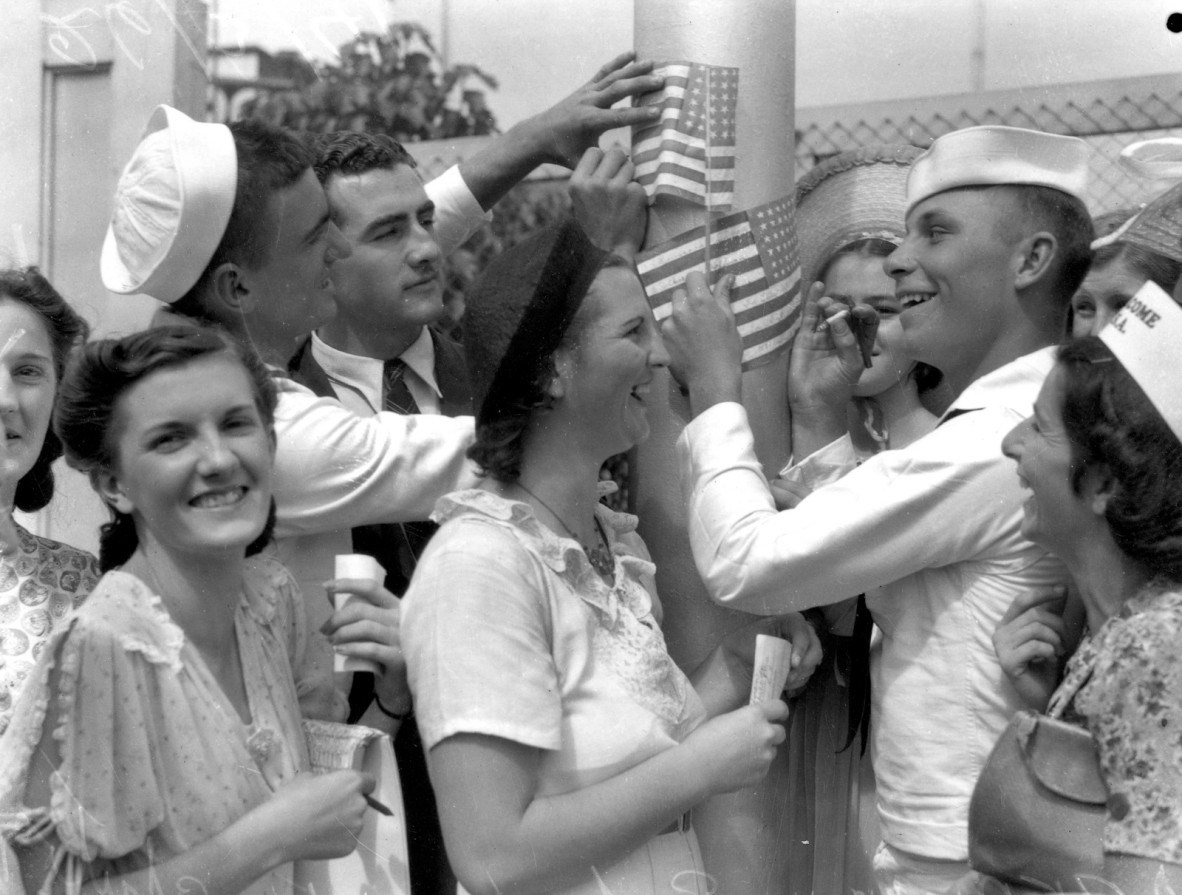 Women with visiting American sailors, Brisbane