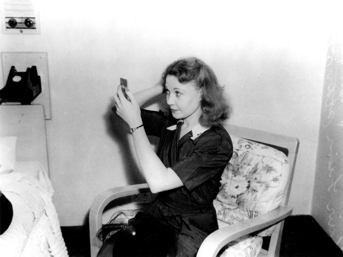 Una Merkel an American comedienne in Lennon’s Hotel visiting, Brisbane, 1943