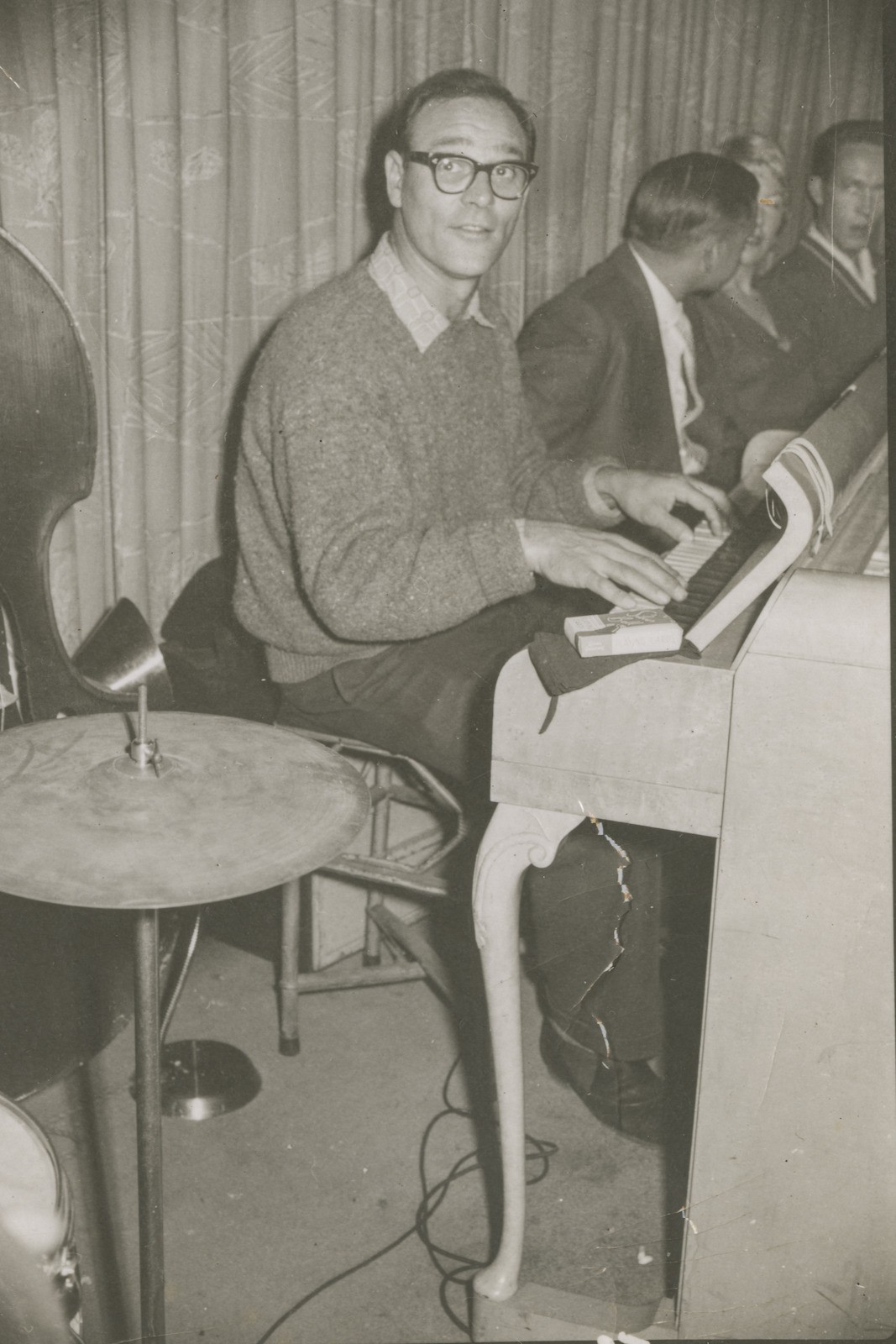 Musician Stan Walker playing the piano at the Primitif Coffee Lounge in Brisbane