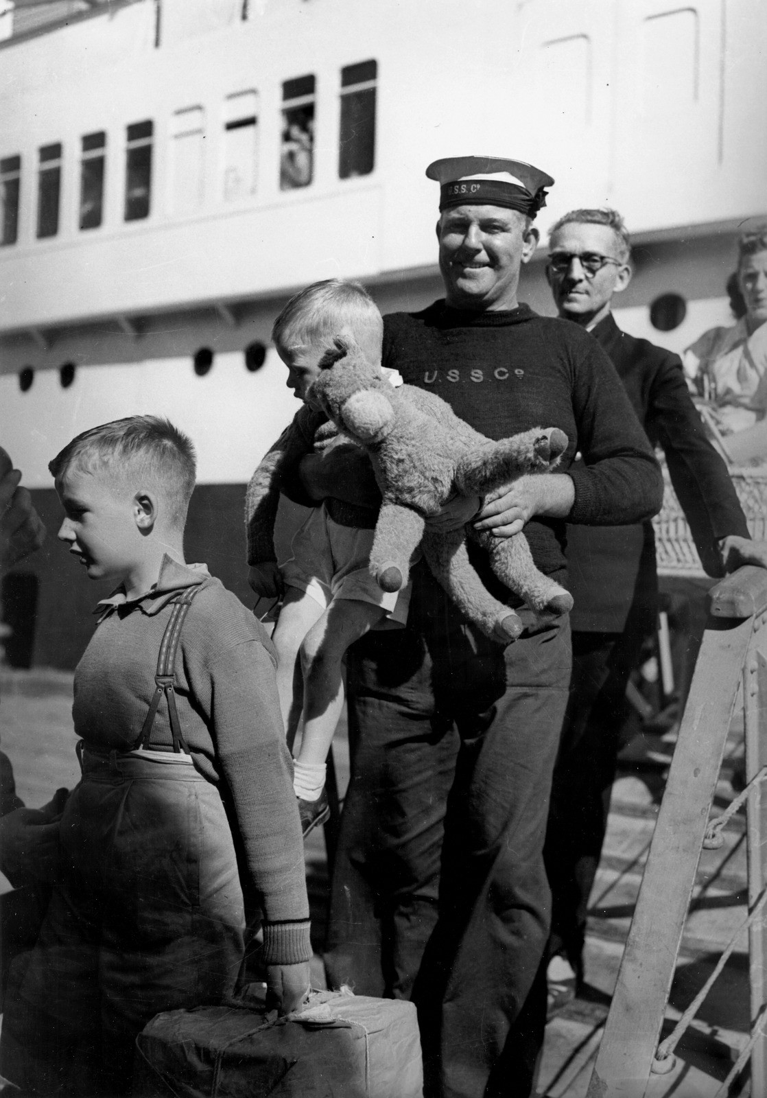 Hong Kong evacuees arriving in Brisbane