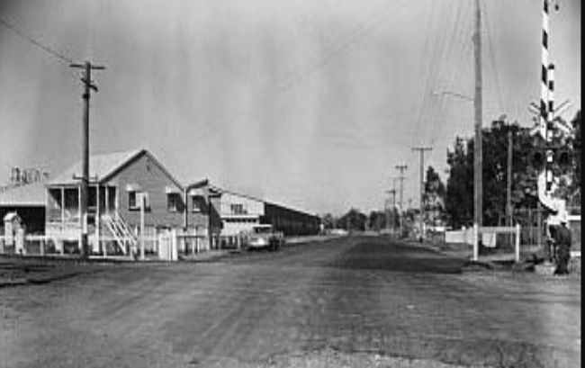 Black and white image of Bilsen Road railway crossing at Geebung 1972