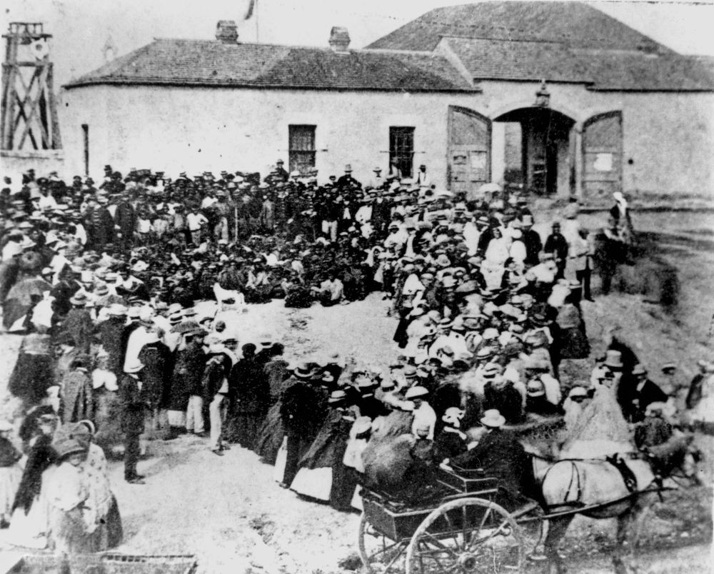 Crowd gathered for the government blanket distribution in Queen Street Brisbane in 1863