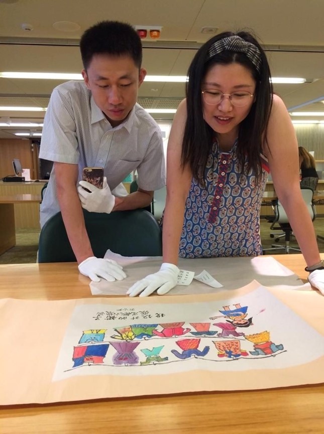 Simin Zhang and her husband Sky viewing her scroll at State Library of Queensland