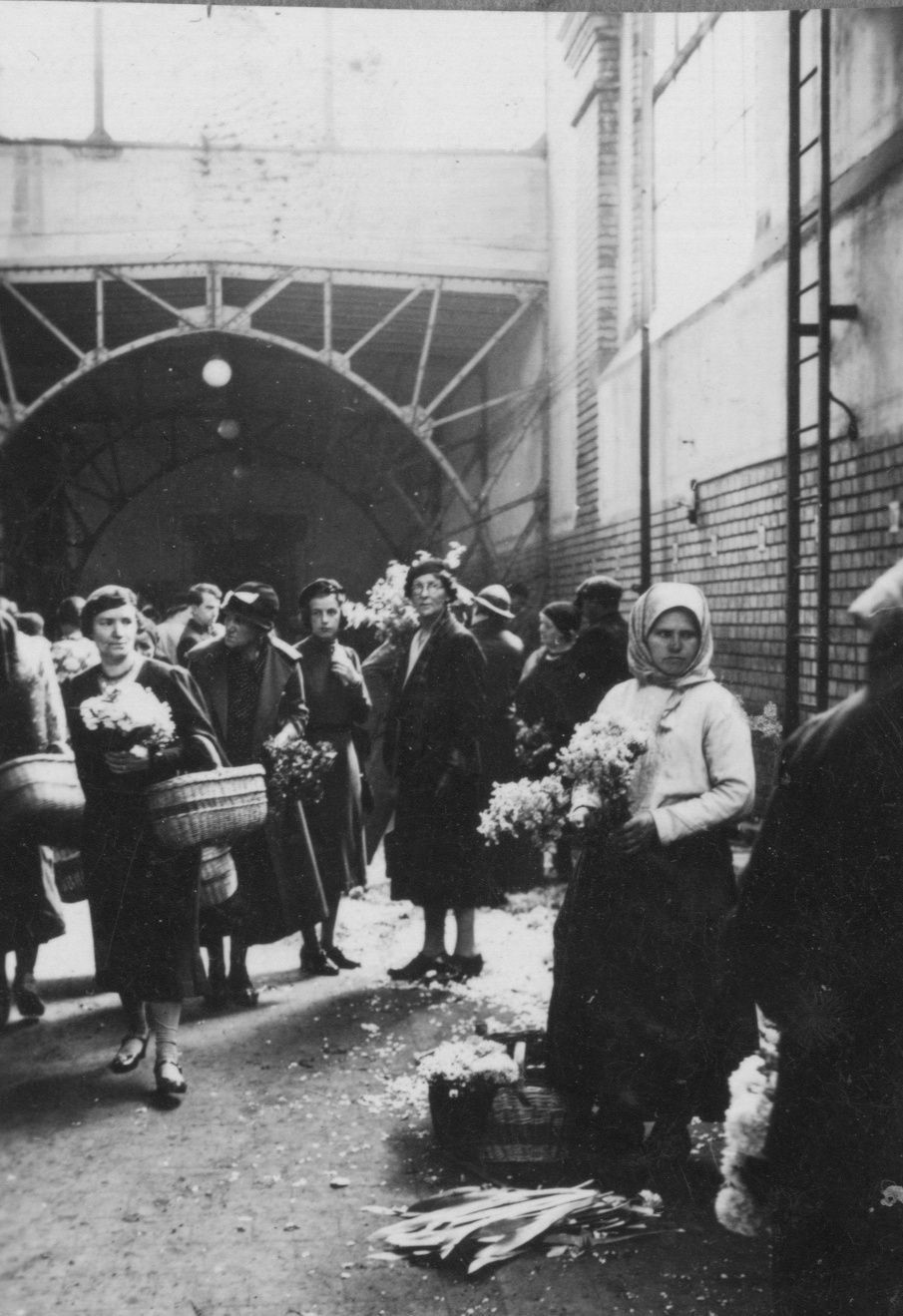 Letty and Lucretia in the flower market, Budapest 1938.