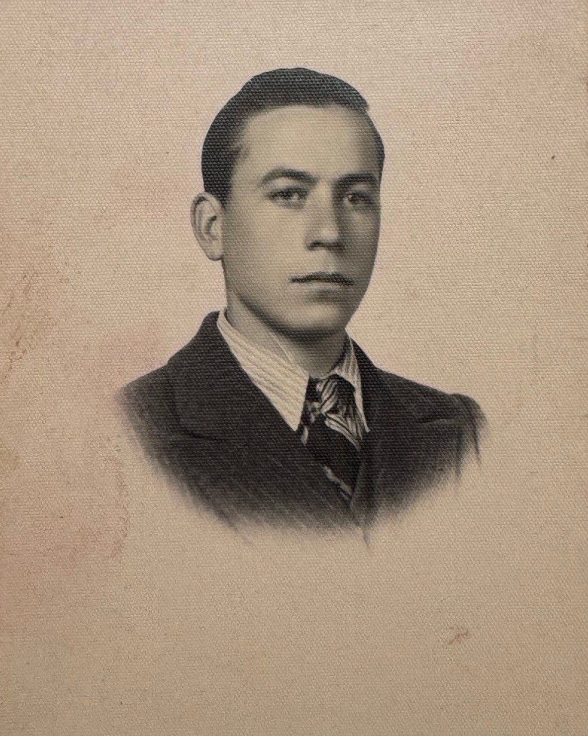 Leonardo Scalia's passport photo 1951