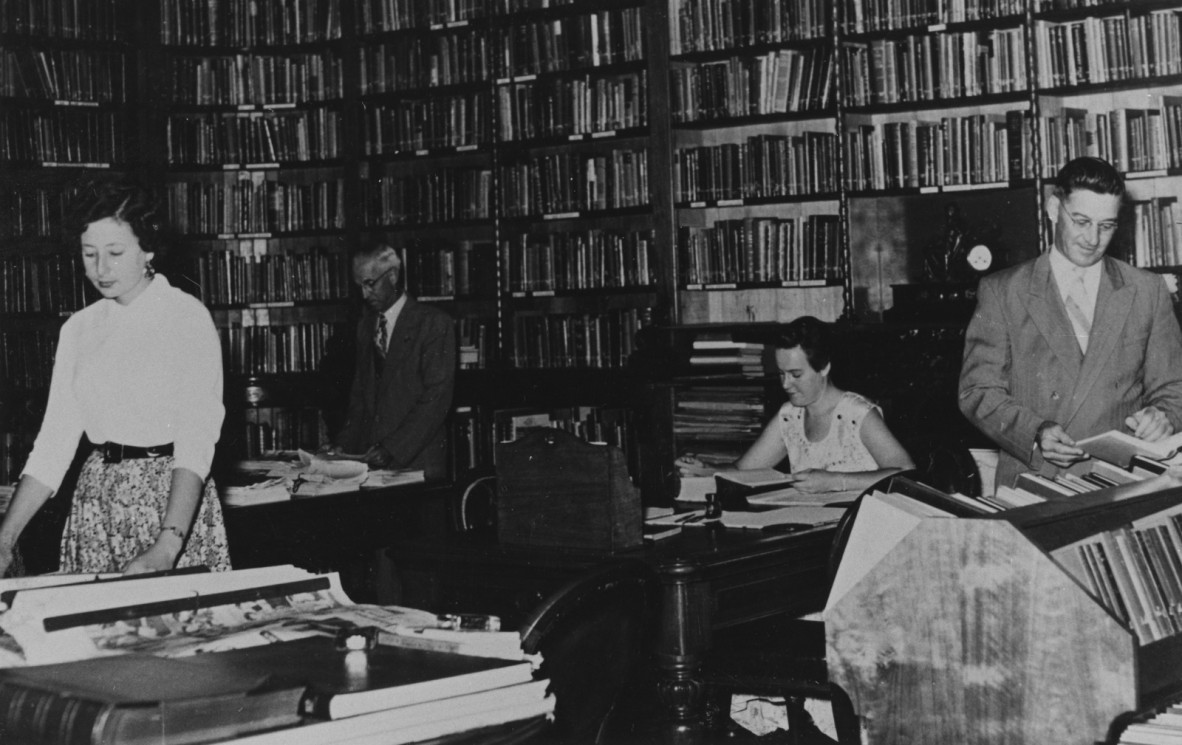 B&W image of 4 people reading in the Parliamentary Library, Brisbane, 1950