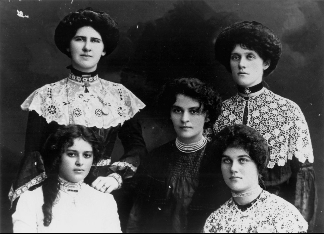 Portrait of five sisters from the Steindl family, black and white, undated