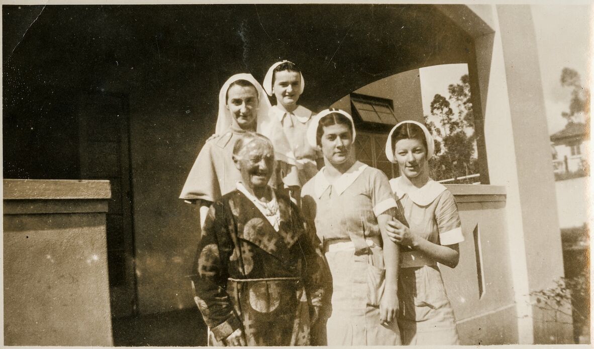 Rae Knox and 3 other nurses in uniform with a patient at Atherton Hospital.