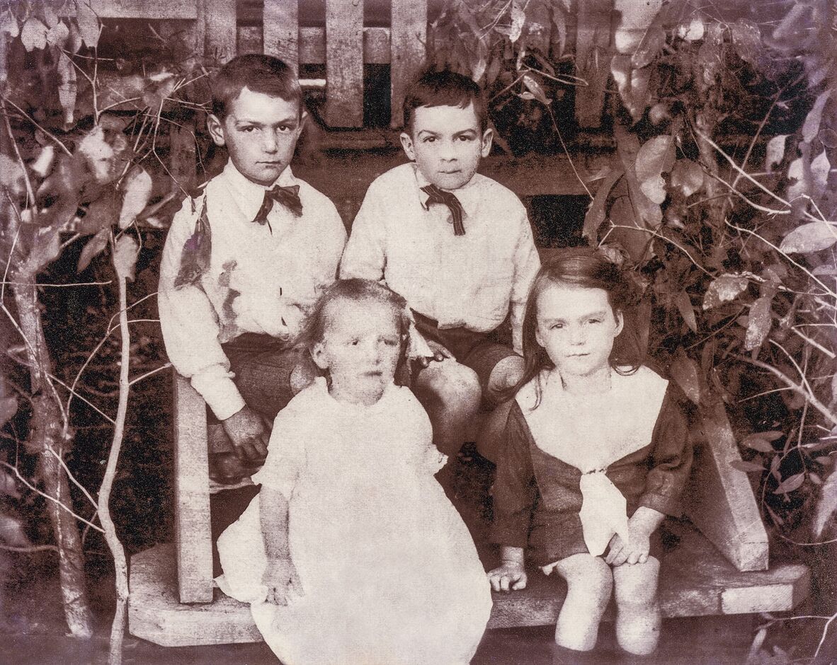 Young Rae Knox (nee Seamark) and siblings
