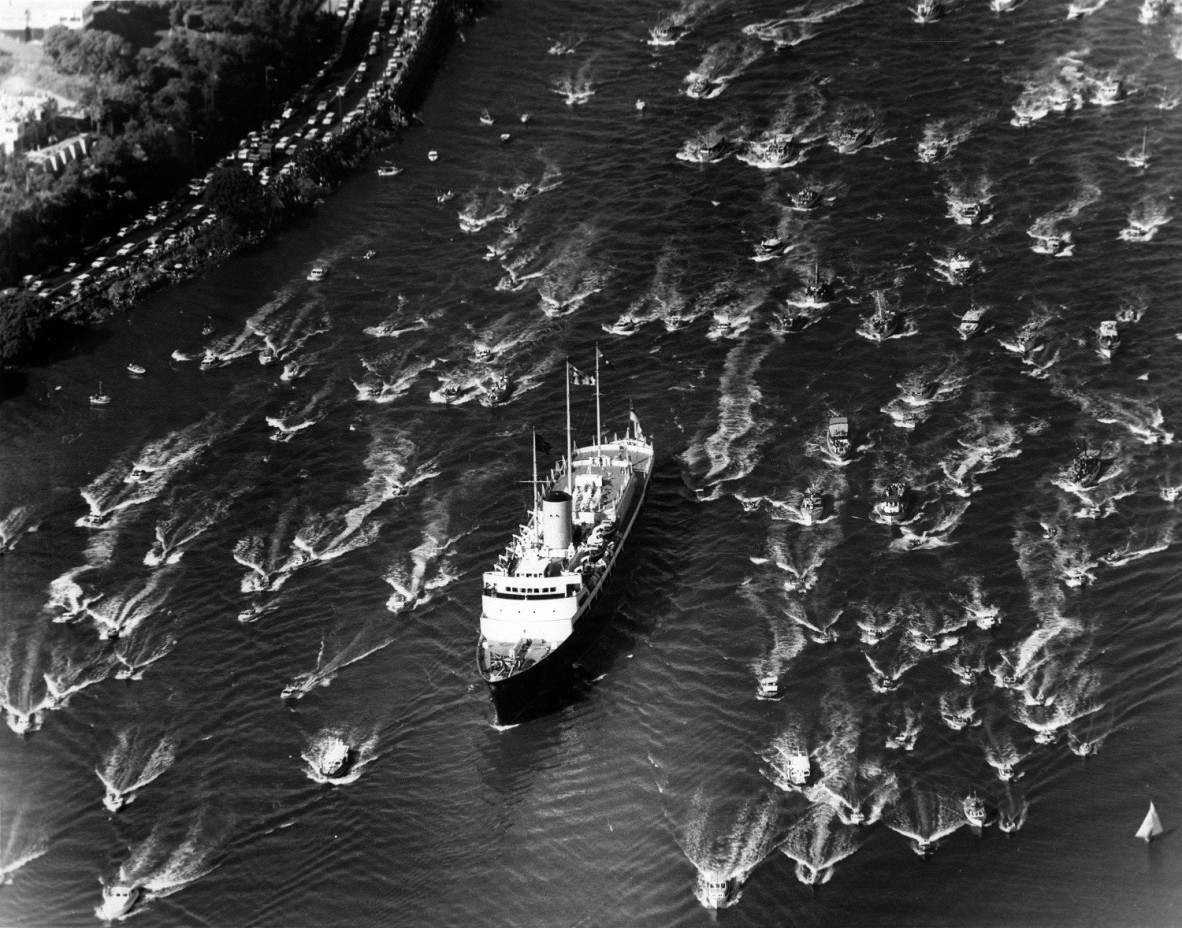 Royal Yacht Britannia, Brisbane River, 1970. 