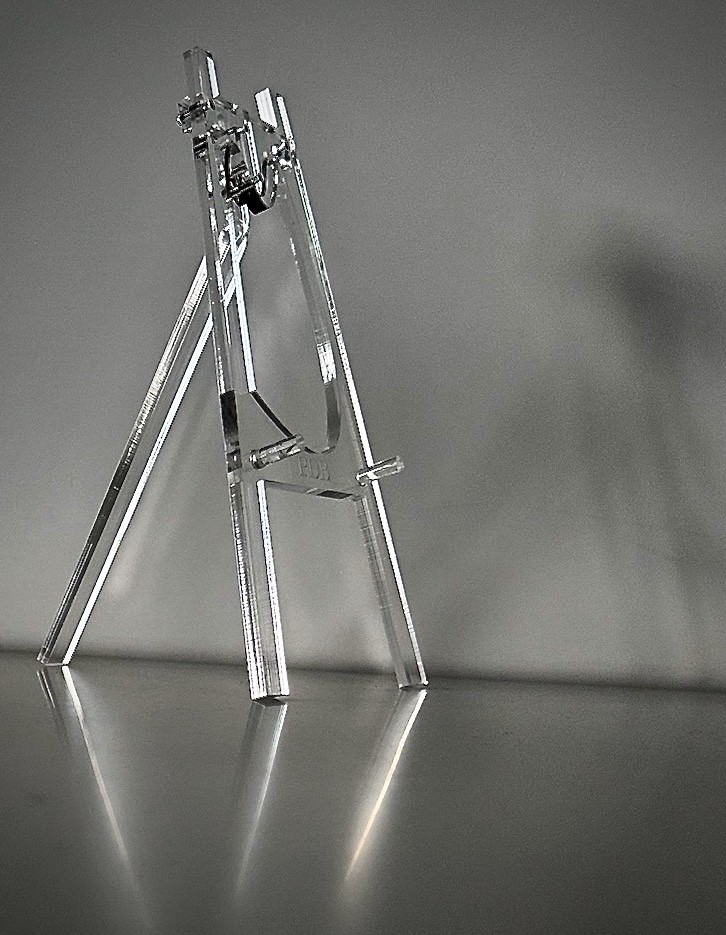 One side shot of Mini Acrylic easel