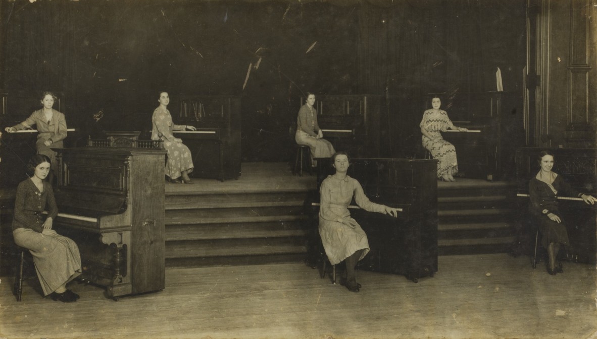 Ivy May Hassard with fellow piano students at City Hall, Brisbane, 1932.