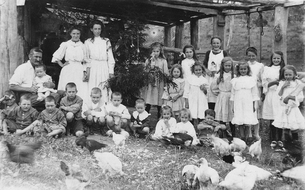 Children celebrating at a birthday party on Bingera Plantation, Bundaberg, ca. 1912