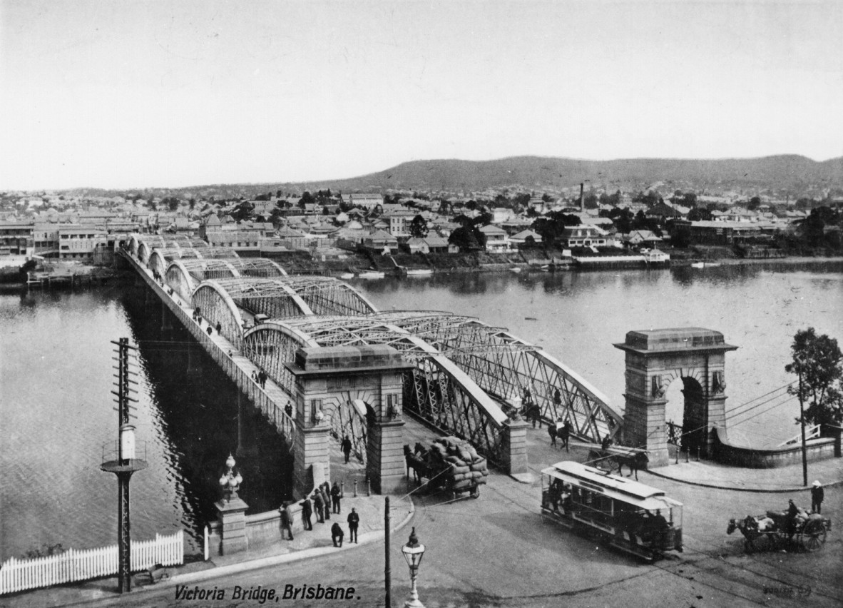 Traffic entering and leaving the second permanent Victoria Bridge in Brisbane, ca. 1913