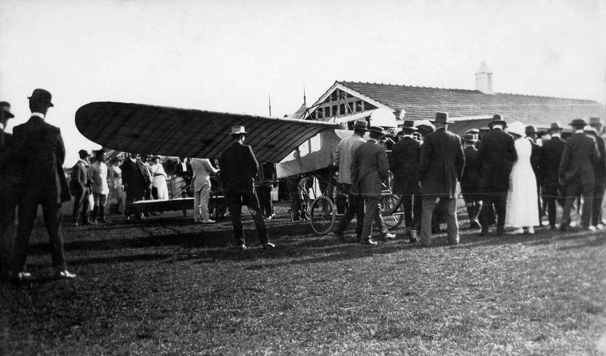  Gathering to see Arthur Burr Wizard Stones Bleriot in 1912