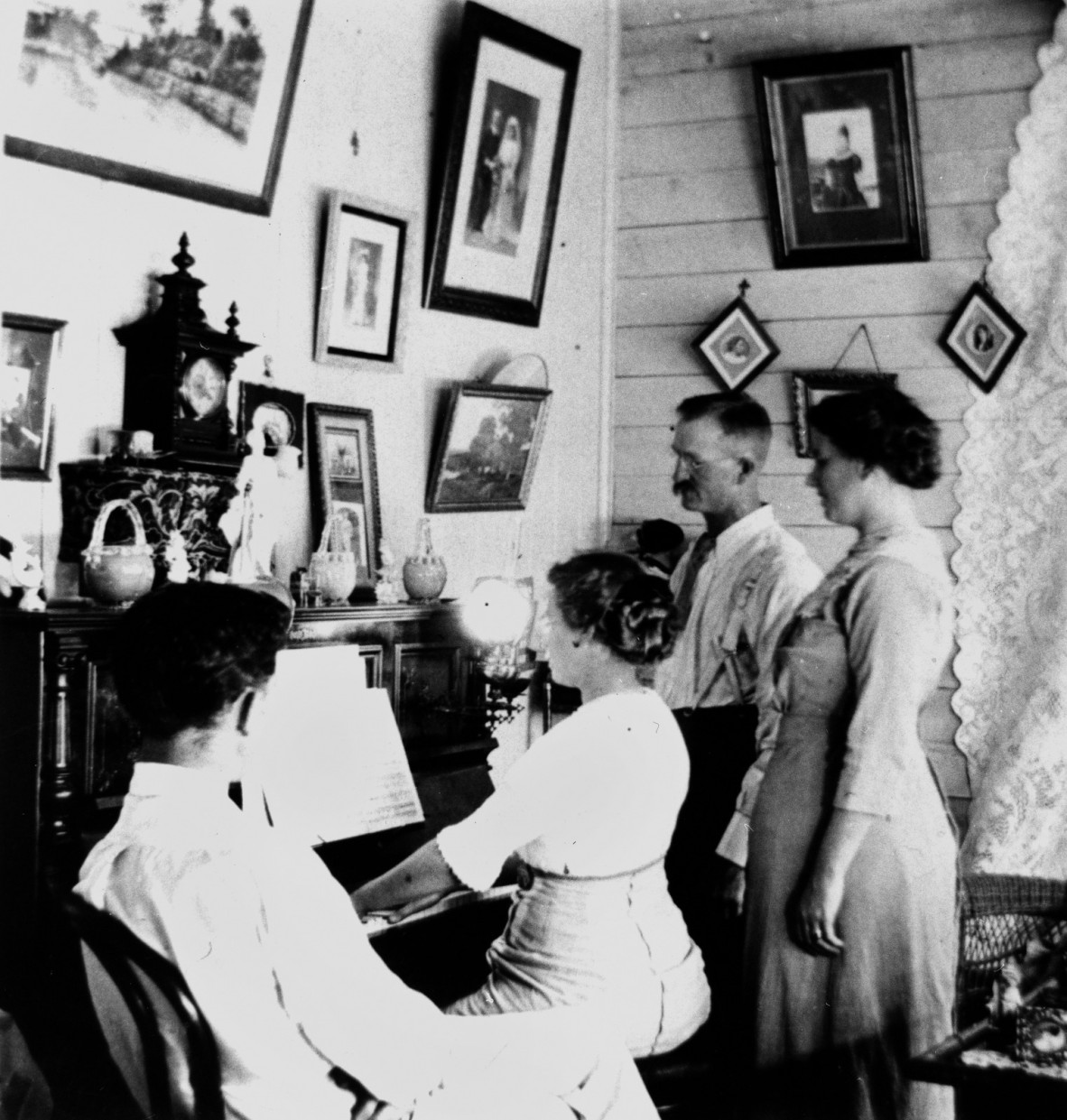 Linning and Allison Quartet practising around the piano, Baroona, 1913.