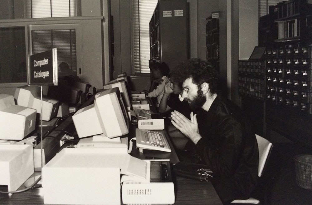 Readers consulting computer terminals 1987