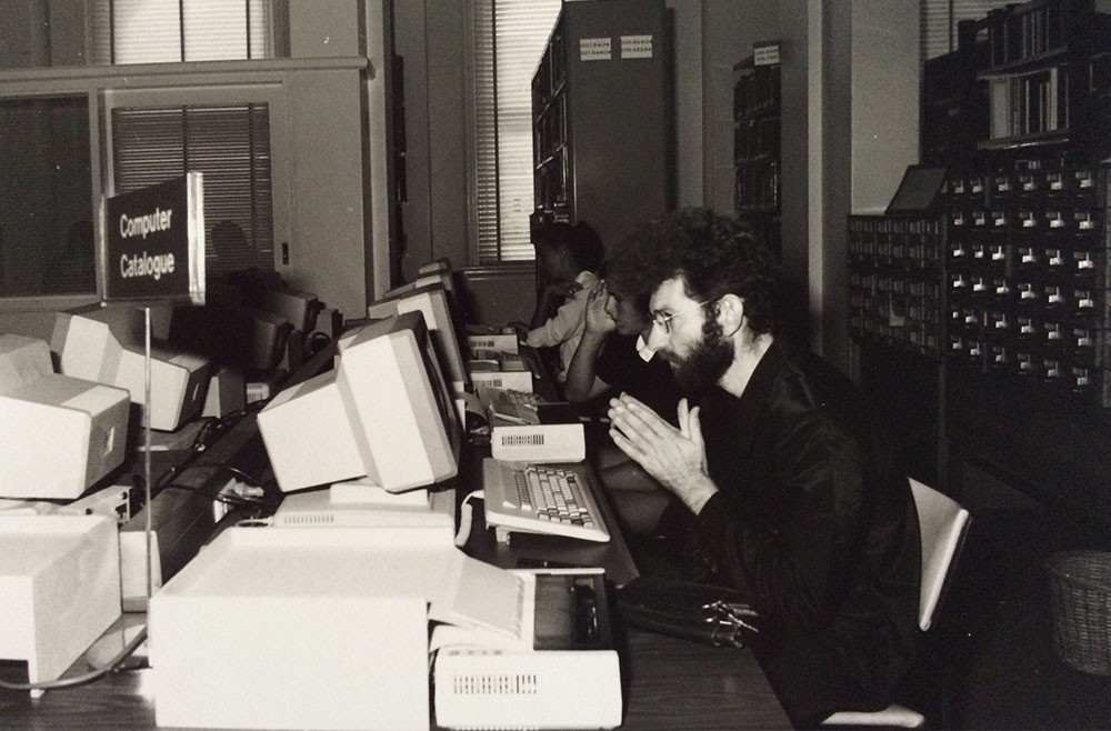 Readers consulting computer terminals, 1987