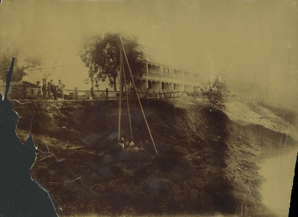 people living along the brisbane river